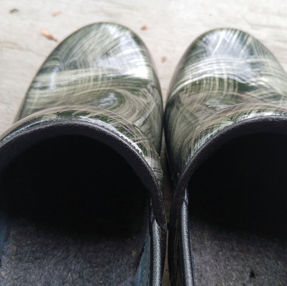 Women’s Dansko Size 40 Clogs.,Sz 9 USA Black/Gray. - Picture 4 of 7